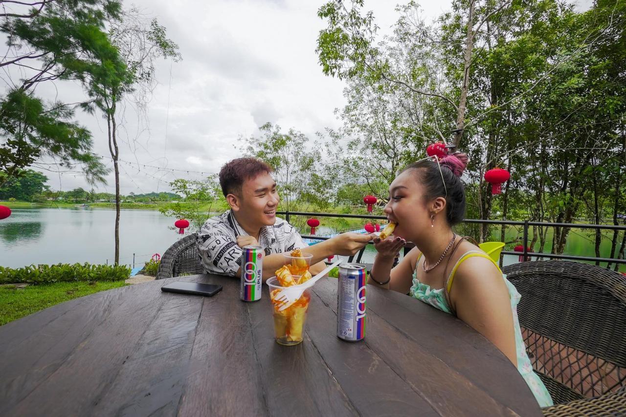 Roxy Tasik Biru Resort City Bau Extérieur photo
